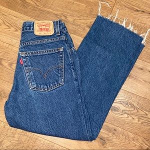 VINTAGE LEVIS. DARK WASH.